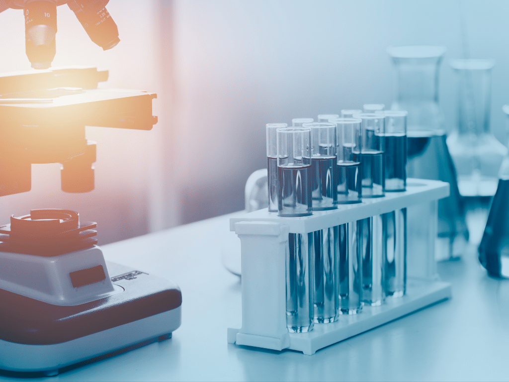 Microscopio e provette, immagine di riferimento per la divulgazione online
